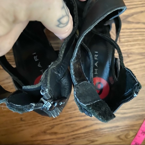 BNWOT Tahari Janice black wedge sandals in size 6 - Picture 4 of 10